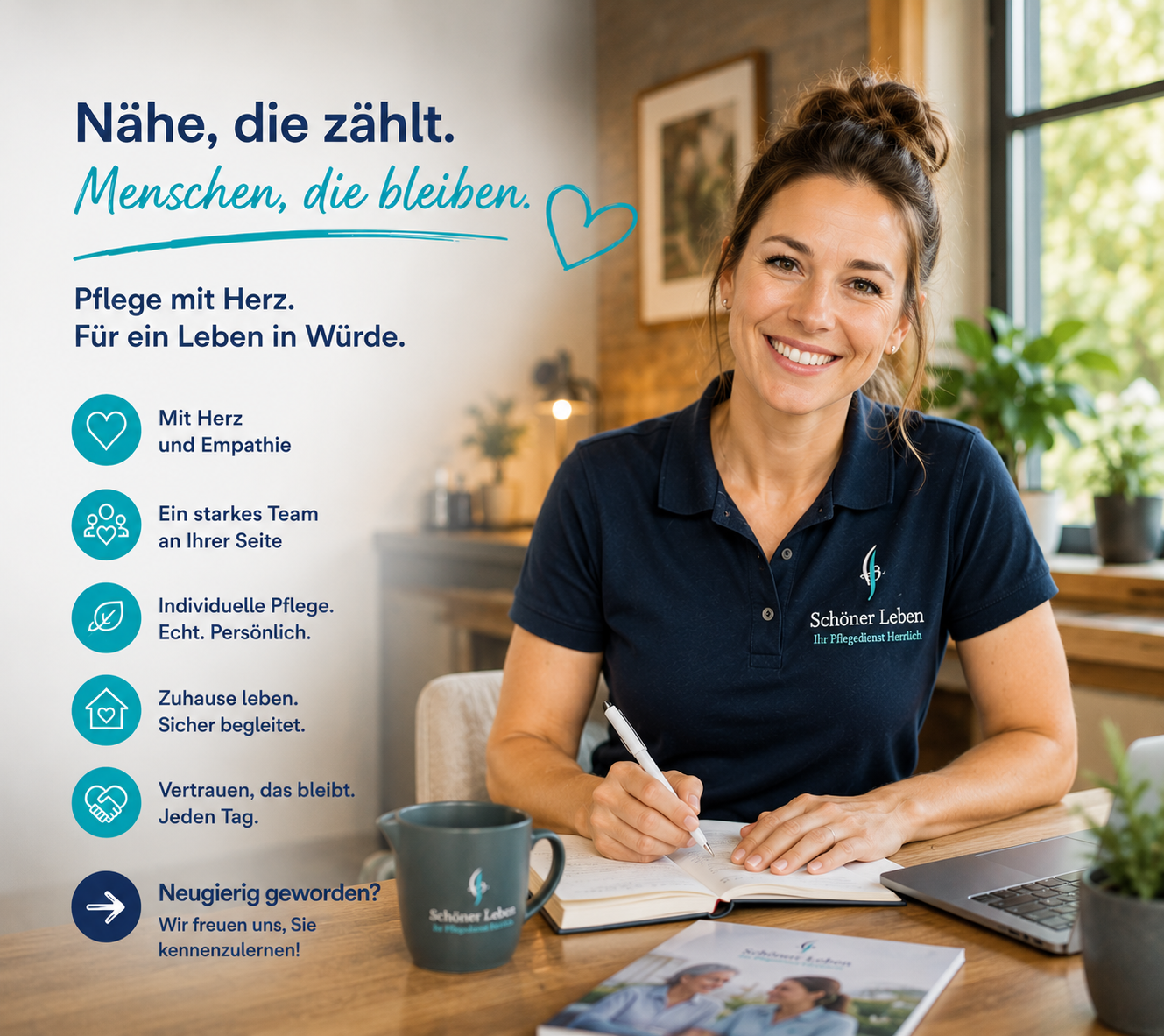 Pflegekraft unterstützt Senior bei einer Aufgabe im Sinne der aktivierenden Pflege