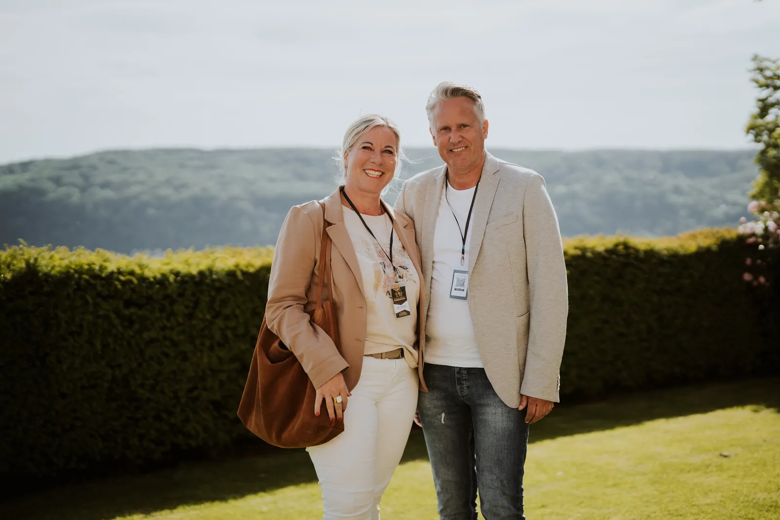 Anke Schneider und Lars Dahlhoff, Gründer des Pflegedienst Herrlich, am Rhein