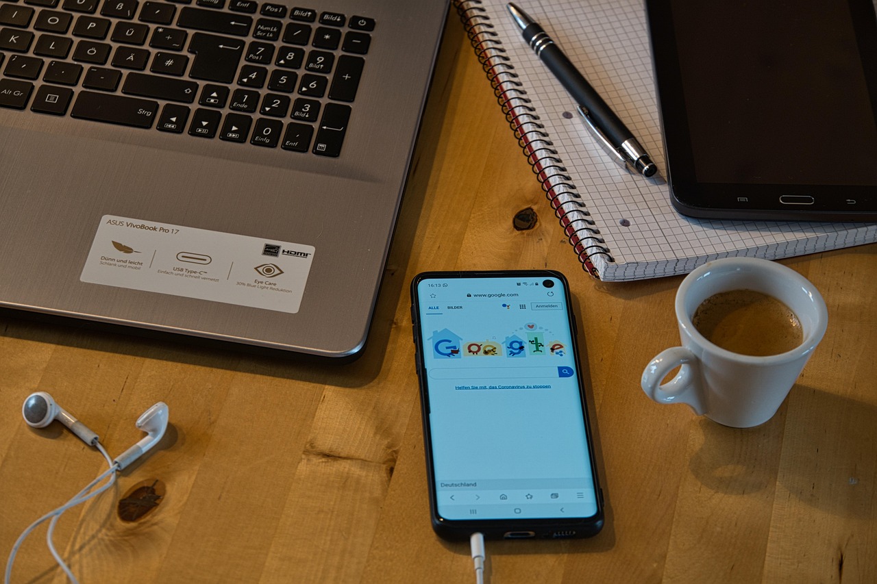 Laptop und Kaffeetasse am Tisch – Pflegeberatung nach Feierabend